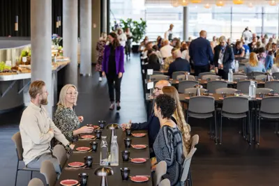 Mødegæster der har hentet mad i buffeten