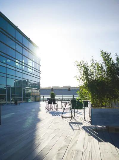 Morgensolen på tagterrassen i CPH Conference