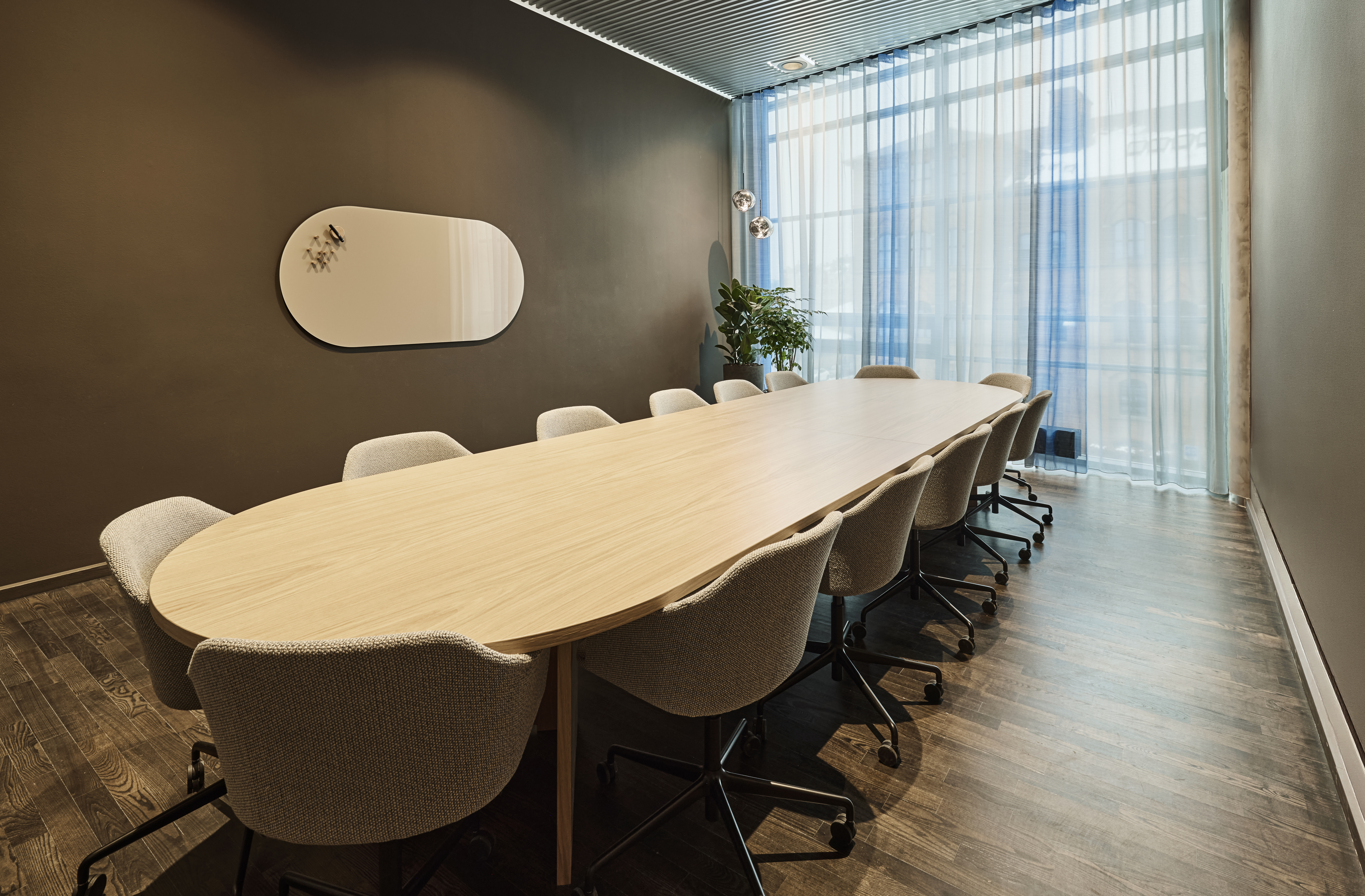 Et lyst mødelokale med en bordopsætning 