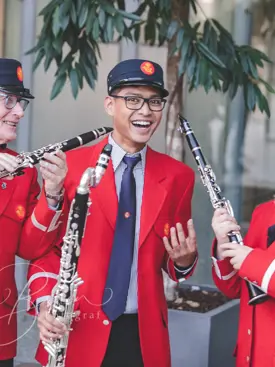 tre postmænd spiller instrumenter