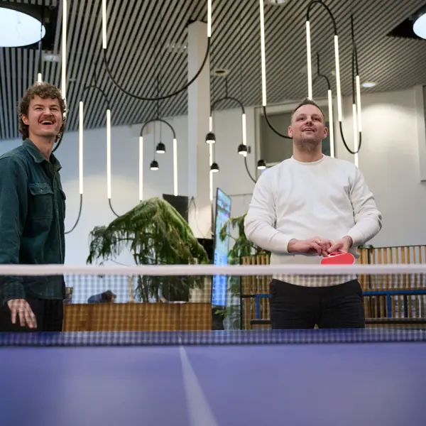 To hotelgæster der spiller bordtennis i DGI Byen