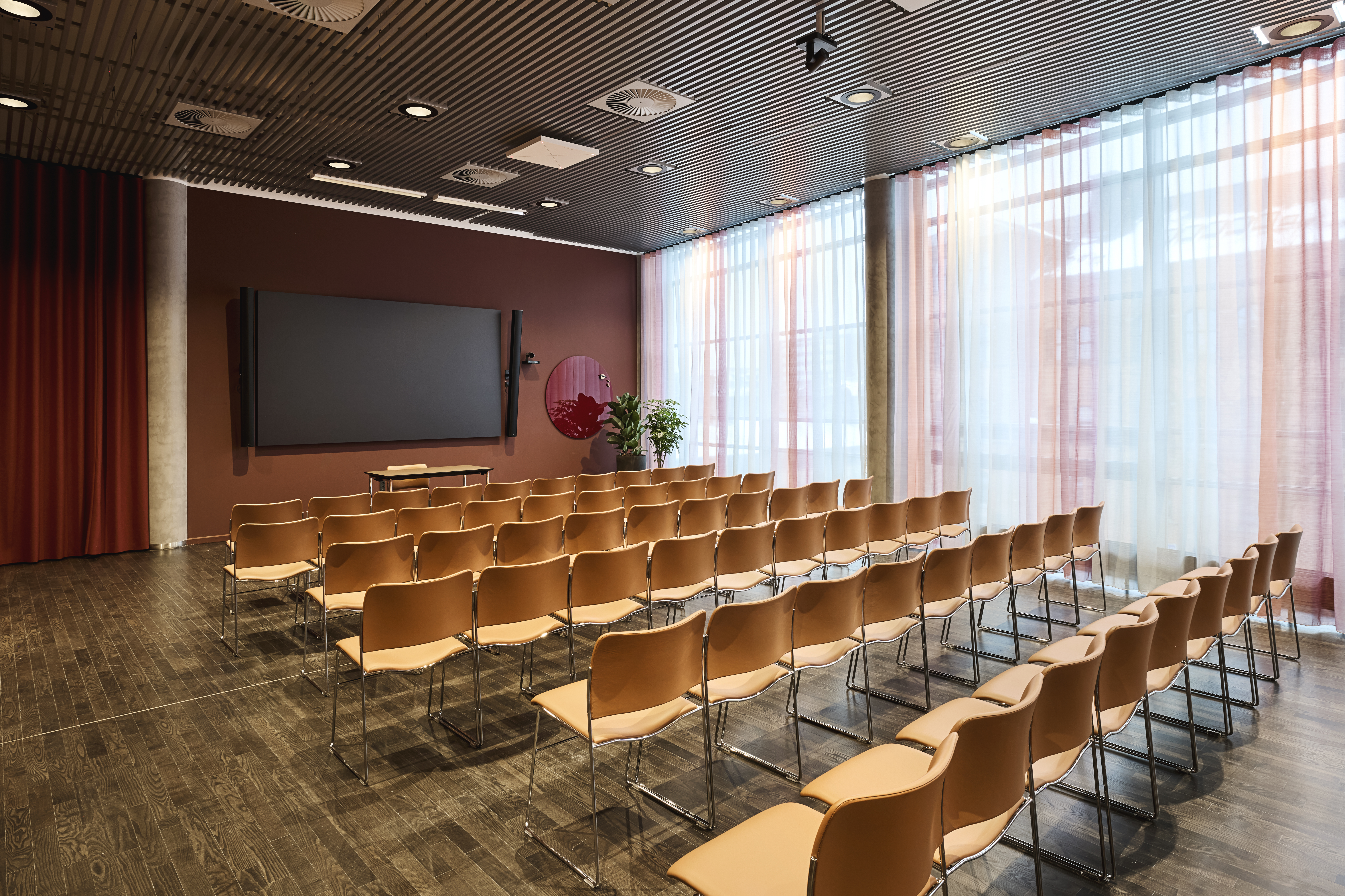 Et lyst mødelokale med en bordopsætning 