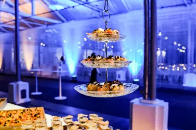 Etagefad på buffet med blåt lys