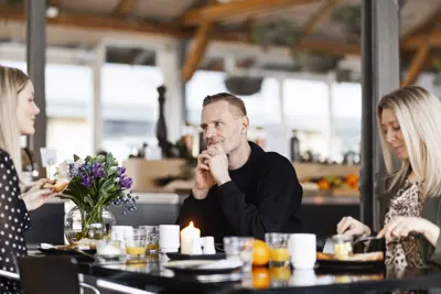 3 hotelgæster der nyder morgenmadsbuffet