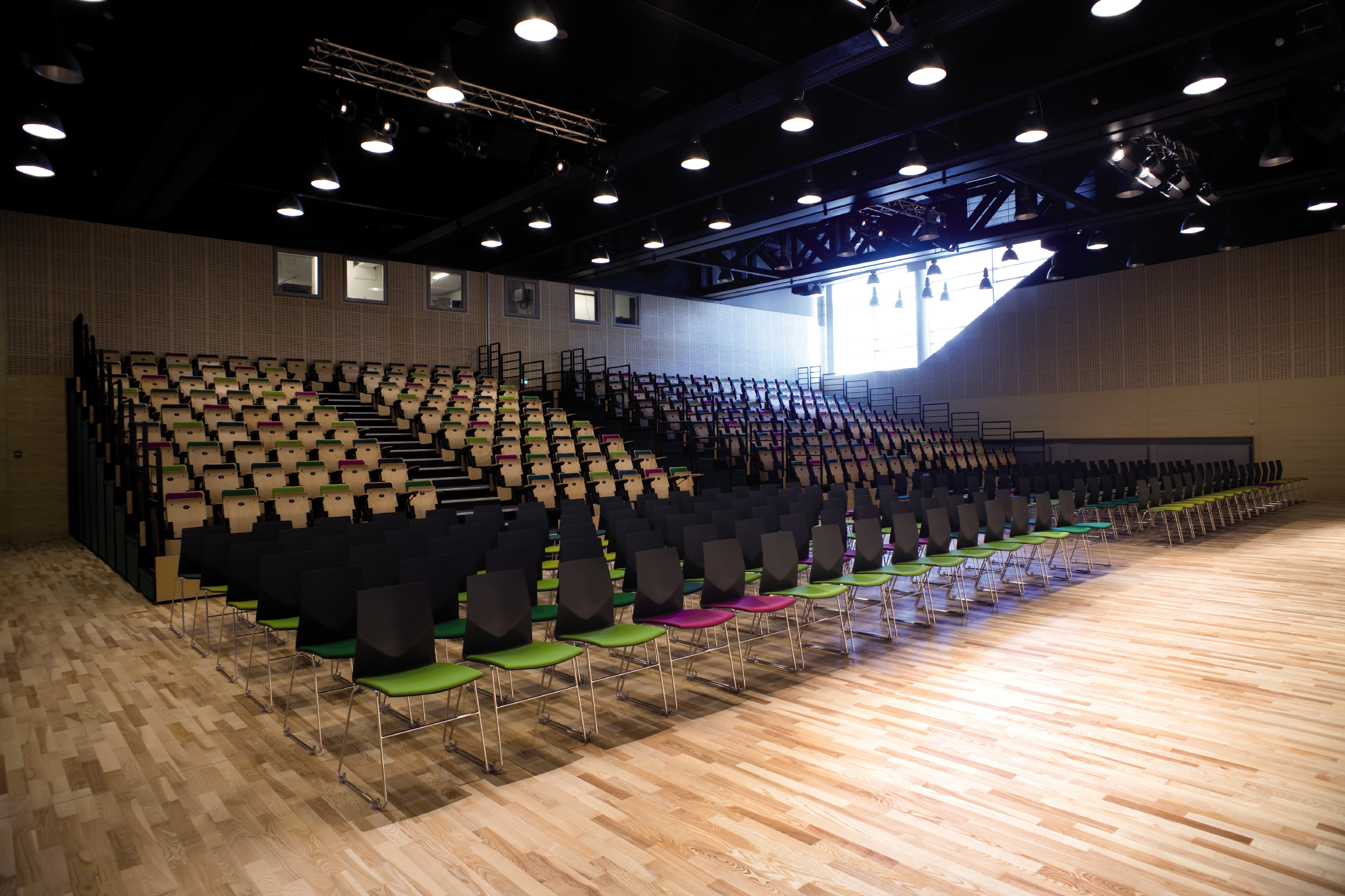 to auditorier slået sammen som et stort 