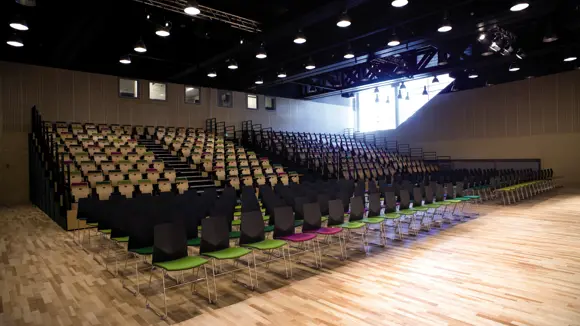 to auditorier slået sammen som et stort