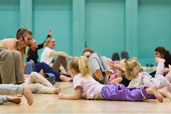 Børn der leger på et halgulv