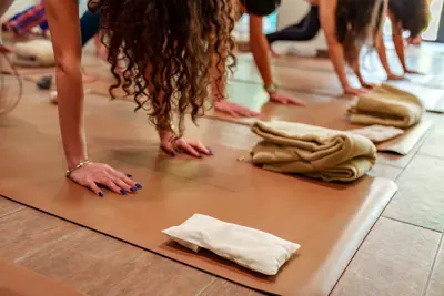 Kvinde der står i yoga stilling