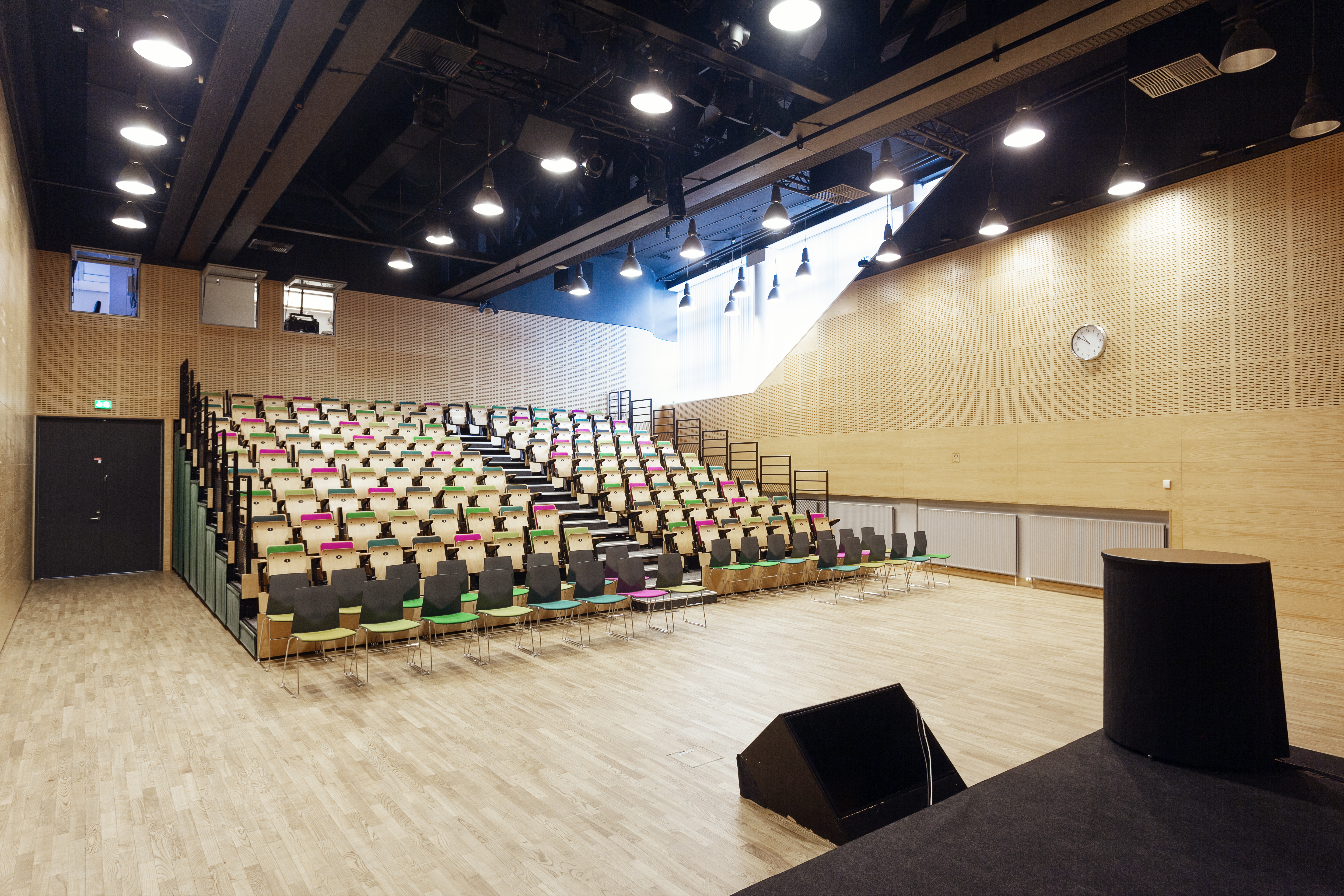 Auditorium med siddepladser og scene