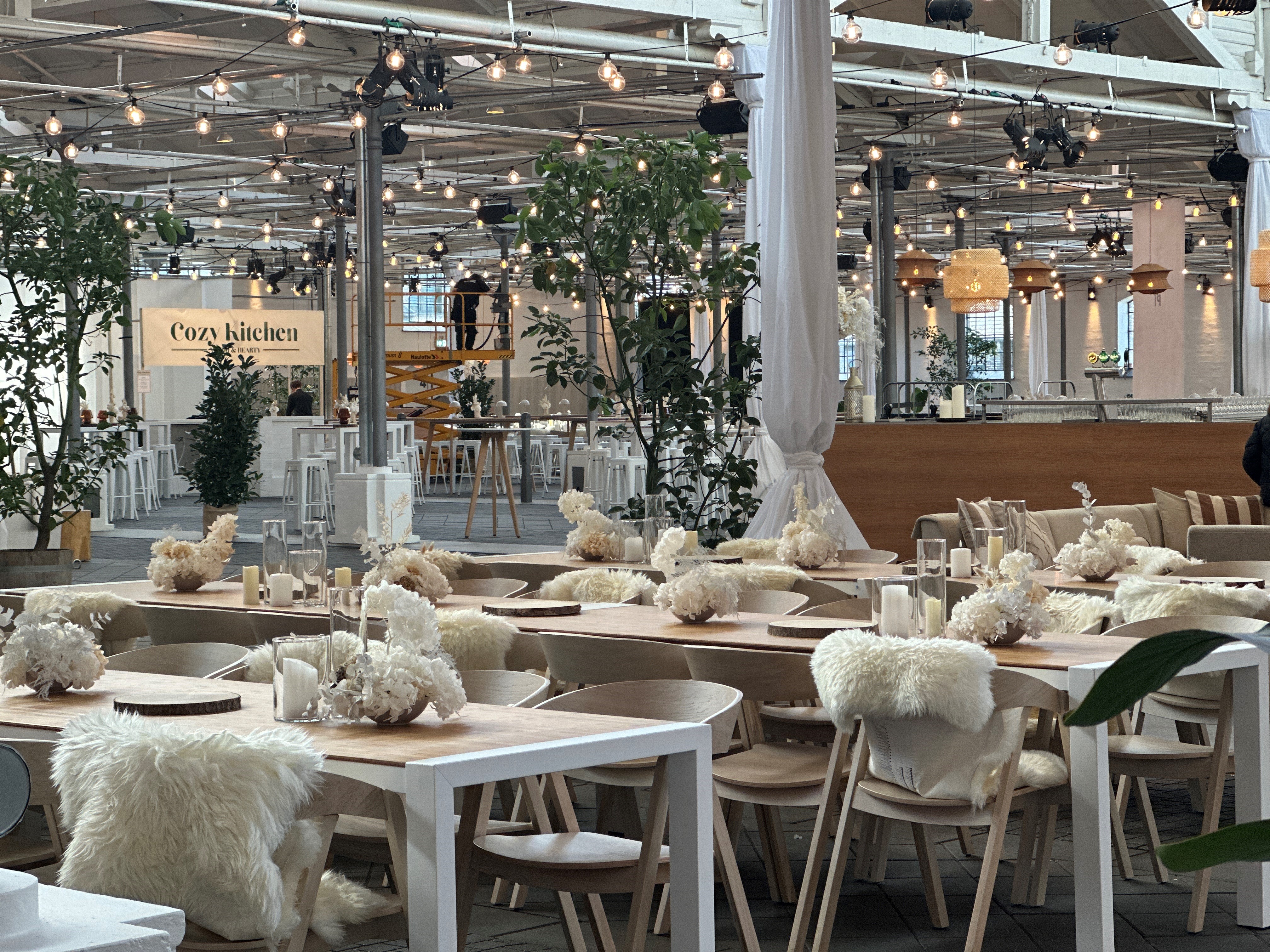 Table setting in Øksnehallen 