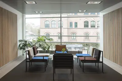 Et loungesæt med en udsigt i baggrunden