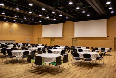 Auditorium med runde borde