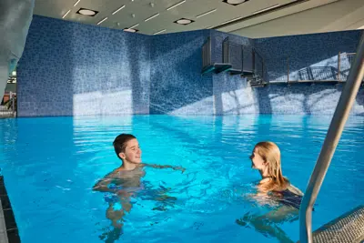 To hotelgæster der svømmer i Vandkulturhuset